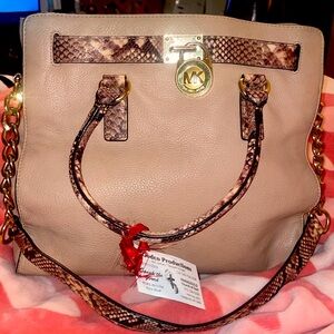 Pebble leather Michael kors spacious bag with lock and snakeskin